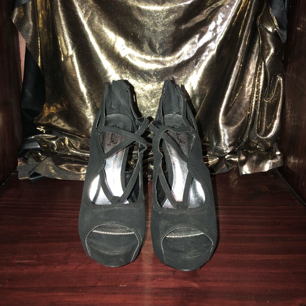 Black platform stiletto